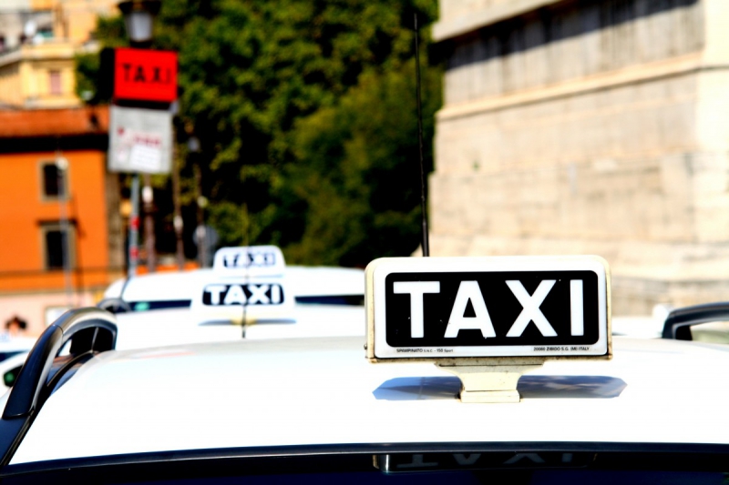 taxis-SIGNES-min_taxi_auto_rome_road_white-1051610